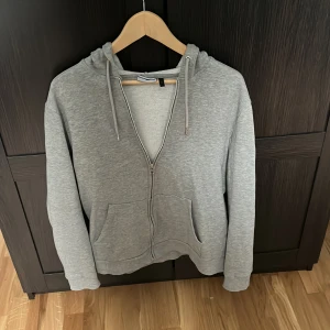 ASOS zip hoodie - Bekväm Zip från ASOS egna märke, säljer då jag inte gillar modellen så mycket. Den är storlek M men sitter som en stor S ungefär. Den är även väldigt sparsamt använd och i gott skick bortsett från att metallbiten vid det högra snöret åkt av i tvätten.