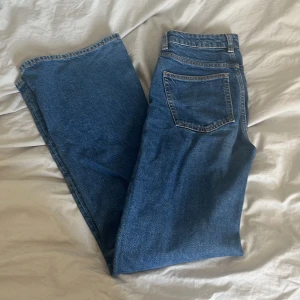 Jeans - Ett par vida jeans i modell Yoko. Kommer tyvärr inte till användning längre.
