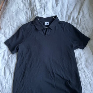 NN07 polotröja - NN07 polotröja. Bra omhändertagen och riktigt snygg till sommaren.  Säljer pga att jag kör en rensning av garderoben för att skapa lite plats. 