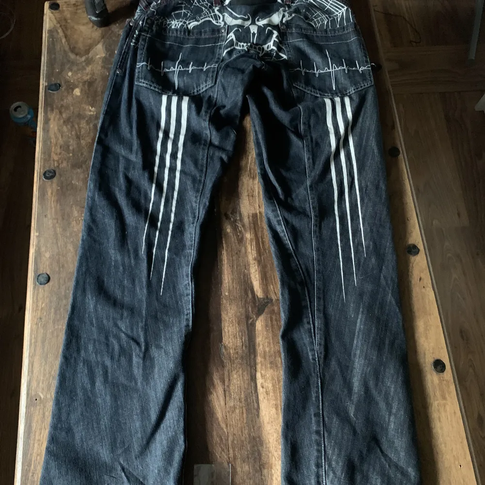 Tvär feta wax action jeans med en dödskalle på baksidan och röd stitching runt om. Bra skick och sällsynta.. Jeans & Byxor.