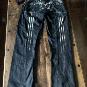 Tvär feta wax action jeans med en dödskalle på baksidan och röd stitching runt om. Bra skick och sällsynta.