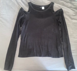 Svart tröja - Snygg svart tröja som inte kommer till användning längre  Den är i storlek L men sitter mer som en M Inte använd mycket så den är i bra skick! Skriv gärna om ni har frågor eller vill se fler bilder!🌸