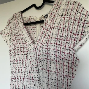Kort klänning från Zara - Kortare klänning med vävt mönster. Använd fåtal gånger. 