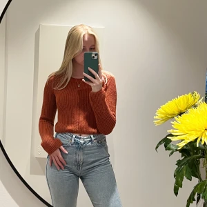 Kort stickad tröja - Croppad stickad tröja i roströd färg. Från märket Subdued som finns i Italien. Sparsamt använd! 🤍