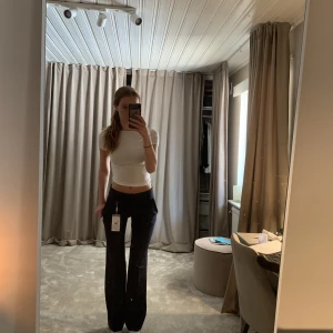 Marinblå kostymbyxor  - Säljer dessa supersnygga marinblå kostym byxor från Inwaer! Helt nya me lappar kvar! Nypris 900 