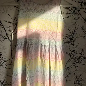  en fin liten klänning med regnbågsmönster knappt använd <3