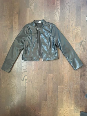 Fake läder jacka - Croppad javka av fake läder från hm som endast är använd en gång. Är storlek S men kan passa både XS och M beroende på hur man vill att den ska sitta.  Kontakta gärna för fler bilder eller frågor. 