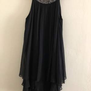 Evening dress with sequin details, knee length. Size American 14, suitable for EU 40,42