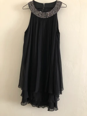 Black dress - Evening dress with sequin details, knee length. Size American 14, suitable for EU 40,42