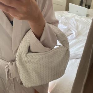 flätad väska - flädad väska inspirerad av bottega veneta. använd 1 gång.