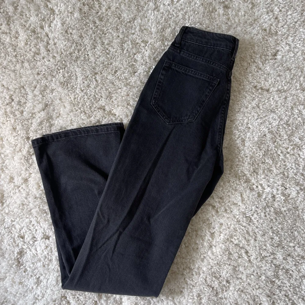 Ett par ”REGULAR WIDE 980 JEANS” köpta från BikBok. Då jag köpte fel storlek och inte lämnade tillbaka dem i tid är de helt oanvända! Färgen är mörkgrå och riktigt snygg!. Jeans & Byxor.