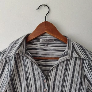 Randig skjorta Vintage  - Fin skjorta köpt vintage. Den är skitsnygg med höga byxor eller kjol och har en "korsett" lik passform. 