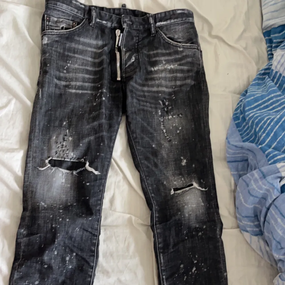 Hej säljer nu mina dsquared2 jeans som är köpta i butik i Malmö room 1006. Nypris 6399kr. Jeans & Byxor.