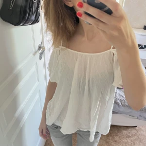Off-shoulder tröja  - Somrig off-shoulder blus som passar xs/s🤍🤍