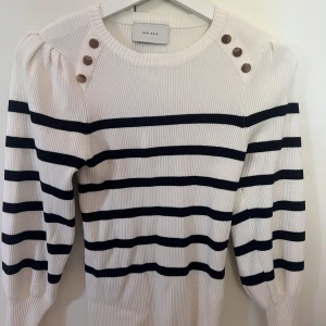 Randig tröja - Mörkblå vit randig ribbad tröja från neo noir. Använd 1 gång.  Rek pris 799kr