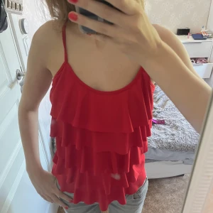 Volang linne  - Rött volang linne från missäy som passar perfekt till både fest och vardags❤️