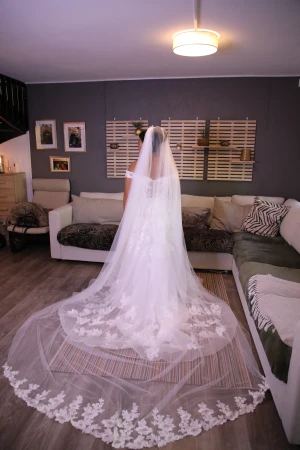 Brudklänning  - Brudklänning med släp och matchande slöja. Off shoulder modell. köpt från ivory & grace.