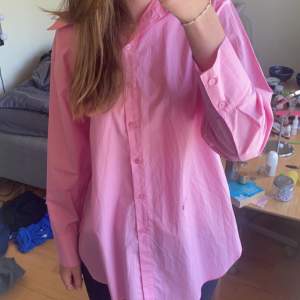 Ja säljer min rosa oversize skjorta från Lindex för att den inte kommer till andväning. Köpt förra sommaren och aldrig använts.