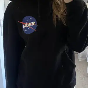 Väldigt oversized nasa hoodie från killavdelningen på H&M, sparsamt använt så skicket är bra! Storlek är M i kill storlek! 