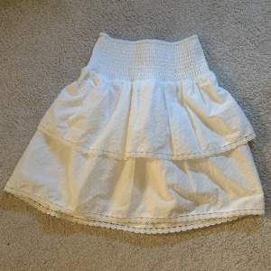 En vit kjol med både inner och yttertyg och fina detaljer. Säljer denna pga att jag har för många kjolar. Endast använd ett par gånger men ser ut som ny. Köpte för 499 men säljer för 299, kontakta för fler bilder🤍