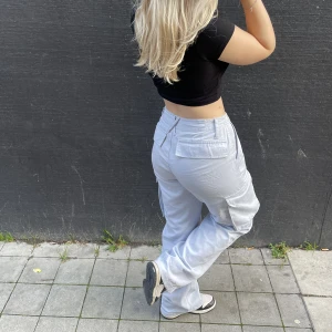 lila cargos  - lila cargopants från gina i linnematerial, använda 1/2 gånger, i nyskick. storlek xs