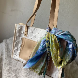 Handväska  - Den är cirka 30x20 cm. Med långa straps. Aldrig använd förut med fungerande dragkedja. Original pris 250 säjer för 200. 