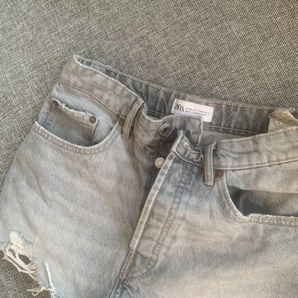 Säljer de snyggaste slutsålda grå jeansshortsen från Zara då de tyvärr va för små på mig. . Shorts.