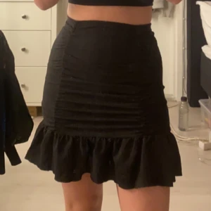 Svart kjol  - Fin svart kjol från ginatricot! Använd några gånger men ser ut som ny 🖤