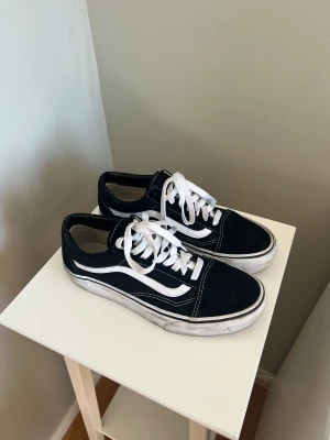Vans - Nästan oanvända Vans i väldigt gott skick. Endast sulan som behöver torkas av, som kan ses på bilderna. Köpa för 800kr.