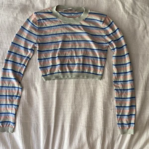 Randig topp - Säljer denna randiga topp från zara! Köpt för ca 300kr den är i bra skick! Köpare står för frakten skriv vid intresse! 