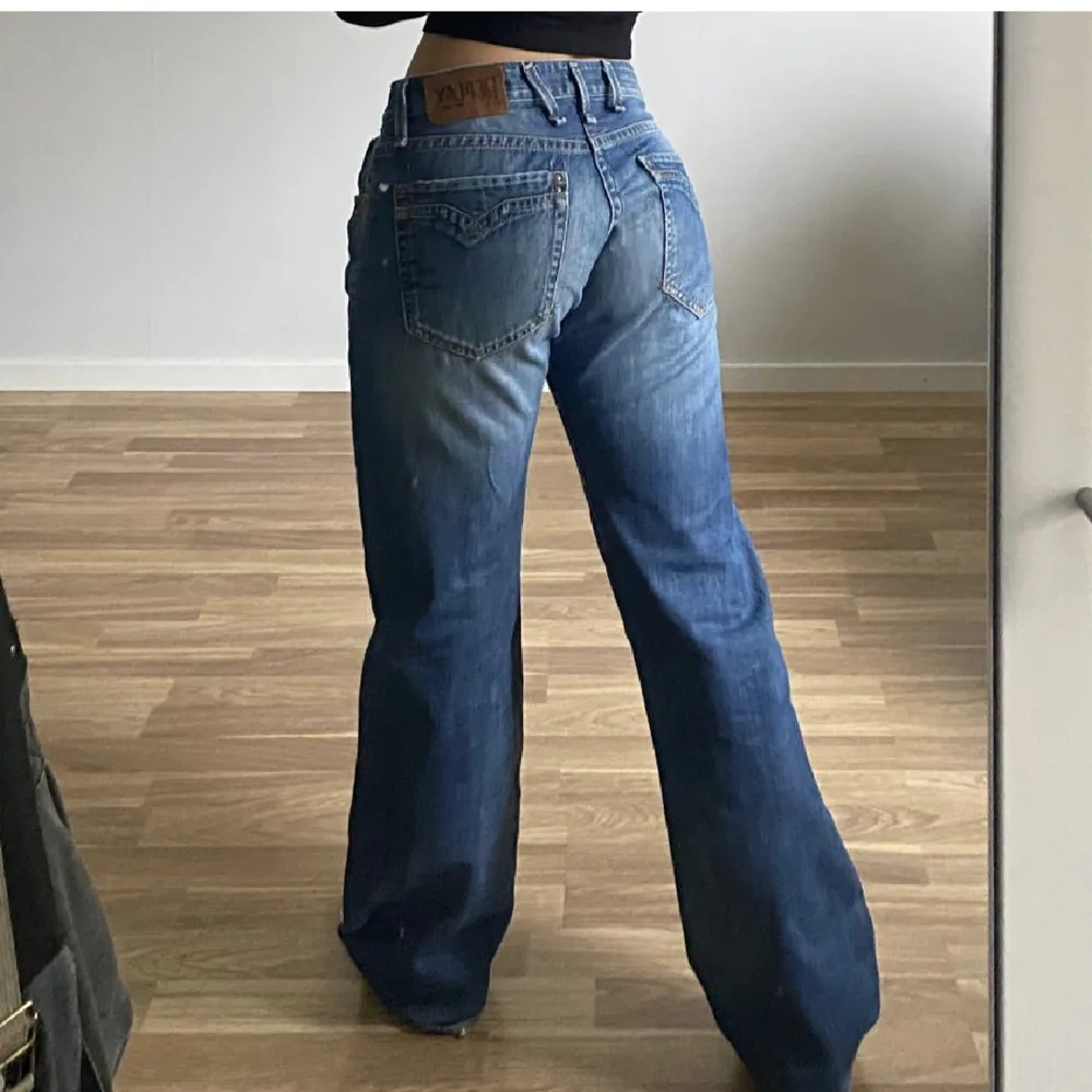 Säljer dessa skit snygga lågmidjade jeans, pga att de är för stora för mig. (Lånade bilder ifrån tjejen jag köpte dem av). Skriv vid funderingar💕. Jeans & Byxor.