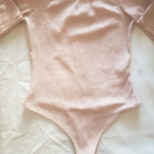 Body guld  - Långärmad body. Använt men bra skick! 