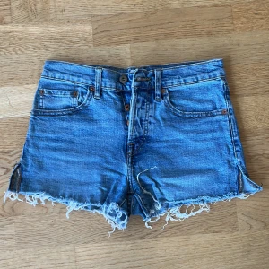 Jeansshorts med slits - Ljusblå jeansshorts från Lager 157. De är modellen Doris storlek S (jag tycker att de är M) men jag har även klippt benen så att de blir änu kortare och laggt till slits på varje sida. De stängs med knappar längst fram. Fina och sommriga!🌸☀️