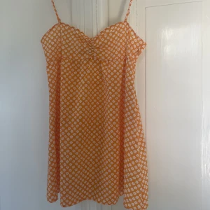 Klänning - Supersöt lite kortare klänningar från H&M. Storlek 40 men lite liten i storlek, skulle snarare säga en 38🧡 aldrig använd! 