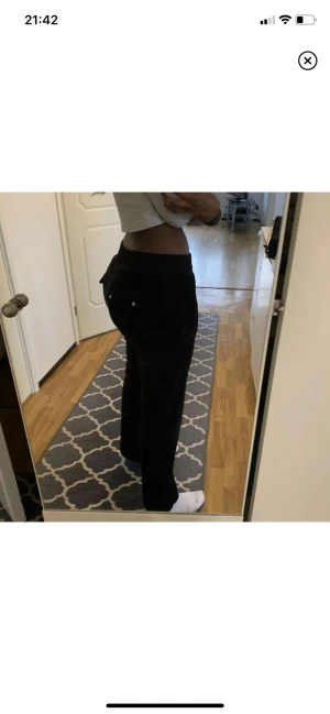 Juicy couture byxor - Svarta juicy couture byxor. Använda i 1 år men är i perfekt skick. Är 172 cm🤍pris kan diskuteras 