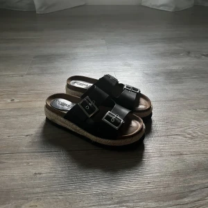 tofflor - säljer dessa superfina och sköna tofflorna. sparsamt använda! Nypris: 800