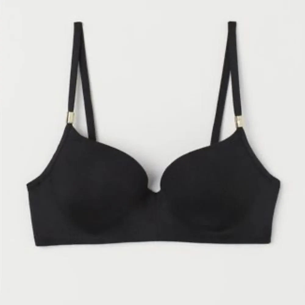 Super fin bikini topp från H&M som är oanvänd, säljs på grund av att  det är för stor för mig.. -Köparen står för frakten -Priset går att diskutera. Övrigt.