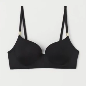 Bikini topp H&M - Super fin bikini topp från H&M som är oanvänd, säljs på grund av att  det är för stor för mig.. -Köparen står för frakten -Priset går att diskutera