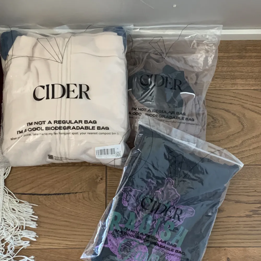 Svart oversized t-shirt från Cider. Storlek XL, precis köpt . T-shirts.