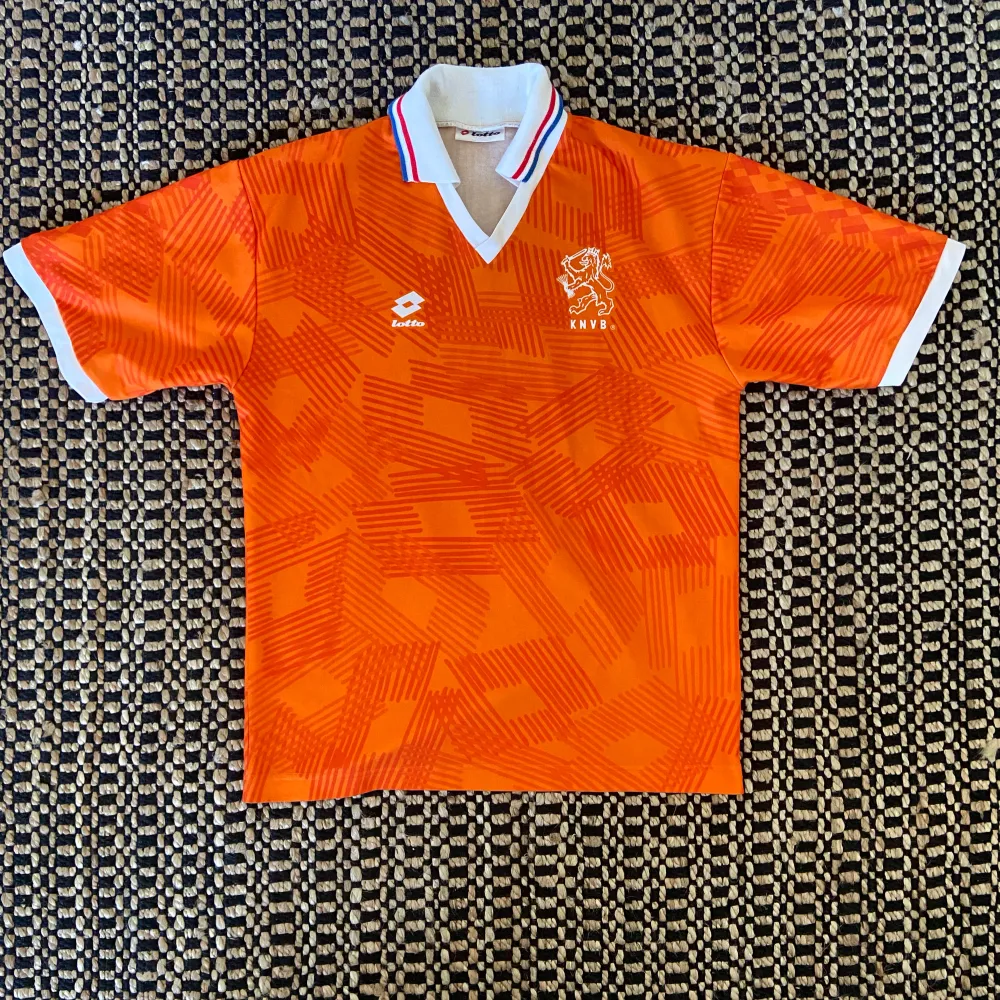 Sällsynt vintage fotbollströja från Hollands 91/92 säsong. Original i otroligt bra skick. Inget namn eller siffra på ryggen. Säljs på brittiska hemsidor för 200£ i sämre skick. Storlek: Large/Medium. Hoodies.