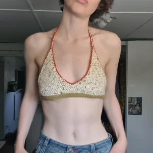 Virkad topp - Virkad topp i fina färger och öppen rygg