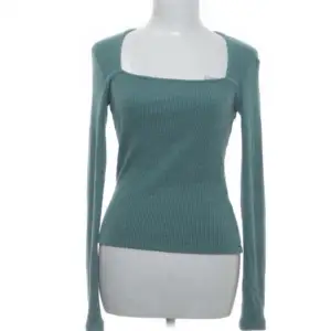 Säljer denna as snygga gröna tröja frun Gina tricot för den inte kommer till användning. Nästan oanvänd och orginalpriset är ungefär 240 så jag säljer för halva.