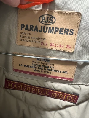 PJS jacka - Hej jag säljer nu min äkta parajumprrs jacka, den är nästan helt ny, använd få gånger, inga skador alls, mycket fint skick. 