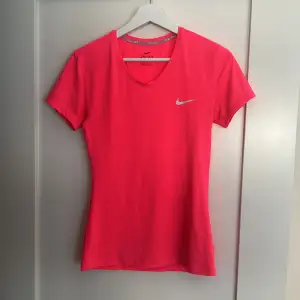 Säljer en superfin Nike t-shirt. Använd några få gånger, dvs bra skick! Storlek M, slim fit!