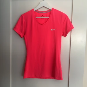 Tränings t-shirt  - Säljer en superfin Nike t-shirt. Använd några få gånger, dvs bra skick! Storlek M, slim fit!