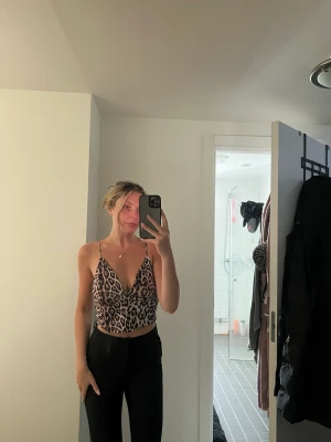 Topp från ginatricot storlek M - Topp från ginatricot i storlek M med leopardmönster