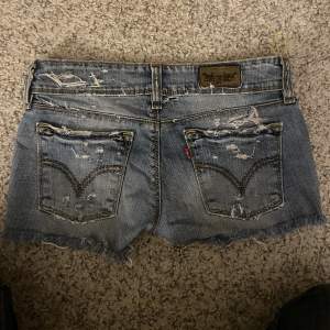 Lågmidjade Levis jeans shorts som är oanvända eftersom att dom är för små för mig