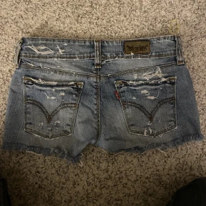 Levis Jeans shorts - Lågmidjade Levis jeans shorts som är oanvända eftersom att dom är för små för mig