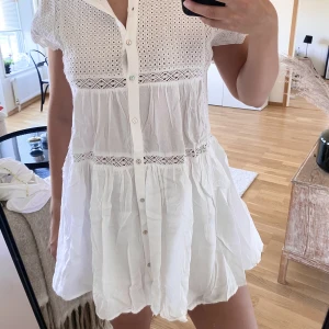 Vit Zara klänning - Så söt sommarklänning från Zara🫶🏻 använd en gång, passar både S och M!