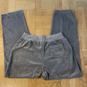Gråa velourbyxor - Vida gråa velorbyxor 🤍 Storlek M-L, sitter lite stort på mig så ksk ser knäppt ut. Bra skick, köpt secondhand